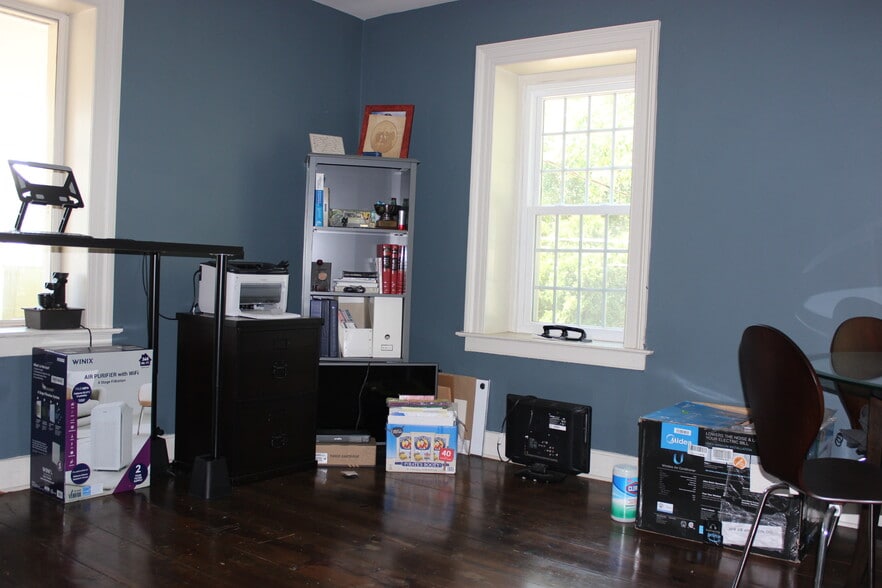 More Photos Of 88 Bradley Rd, Woodbridge Office For Sale