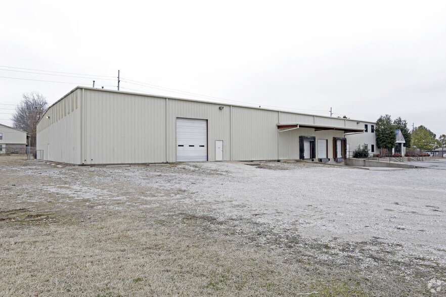 More Photos Of 416 W Stribling Dr, Rogers Warehouse For Lease
