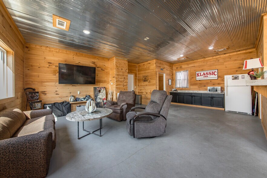 More Photos Of 8546 Edgemont Rd, Greers Ferry Hotel For Sale