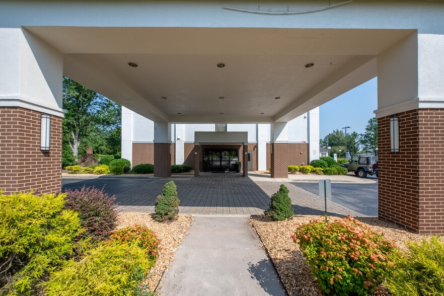 More Photos Of 100 Hampton Dr, Garner Hotel For Sale