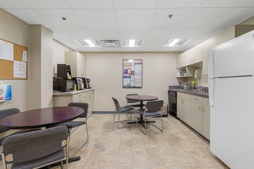 More Photos Of 319 Auburn St, Newton Medical For Lease