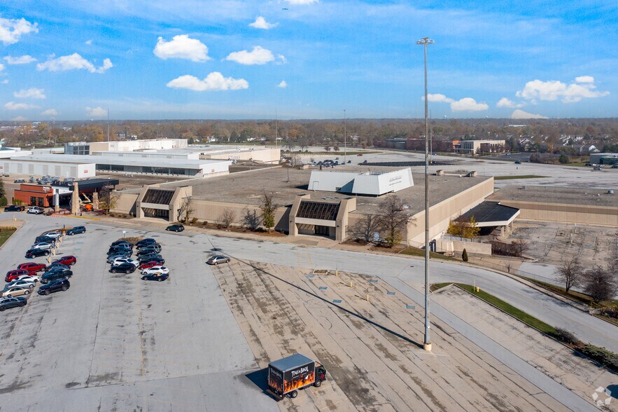 More Photos Of 2 Orland Square Dr, Orland Park General Retail For Sale