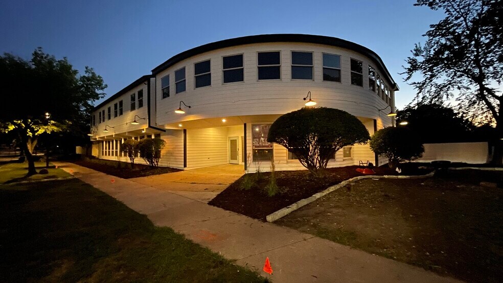 More Photos Of 18300 Minnetonka Blvd, Wayzata Office For Sale