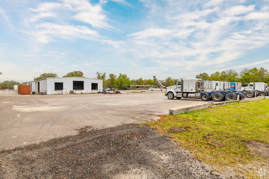More Photos Of 9516 E Dr Martin Luther King Blvd, Tampa Warehouse For Lease