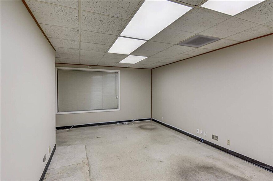 More Photos Of 1020 E Eldorado St, Decatur Service For Sale