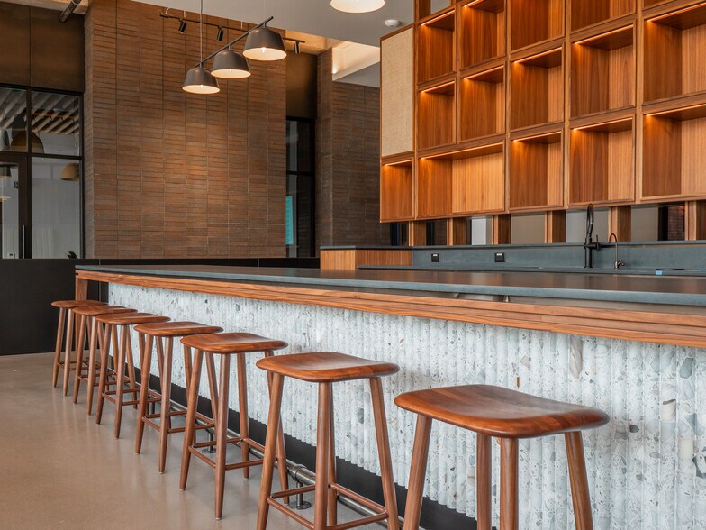 More Photos Of 924 E 7th St, Austin Office For Sale