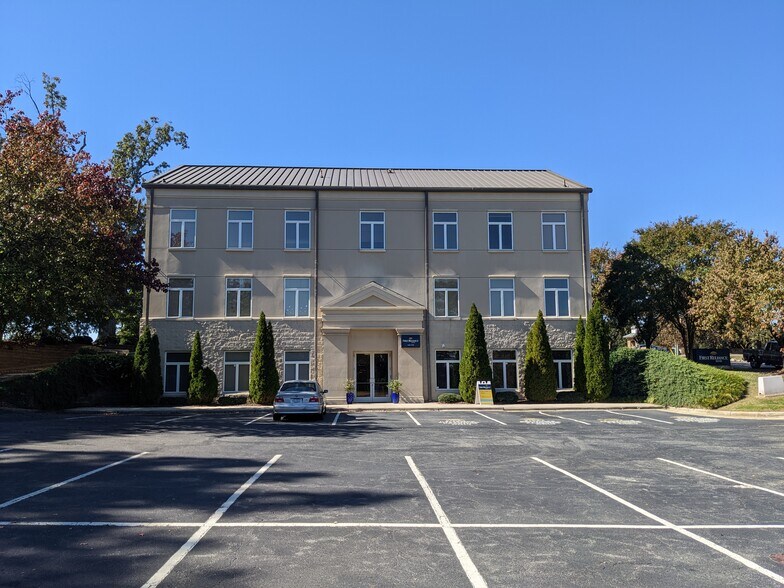 More Photos Of 249 Williamson Rd, Mooresville Medical For Lease