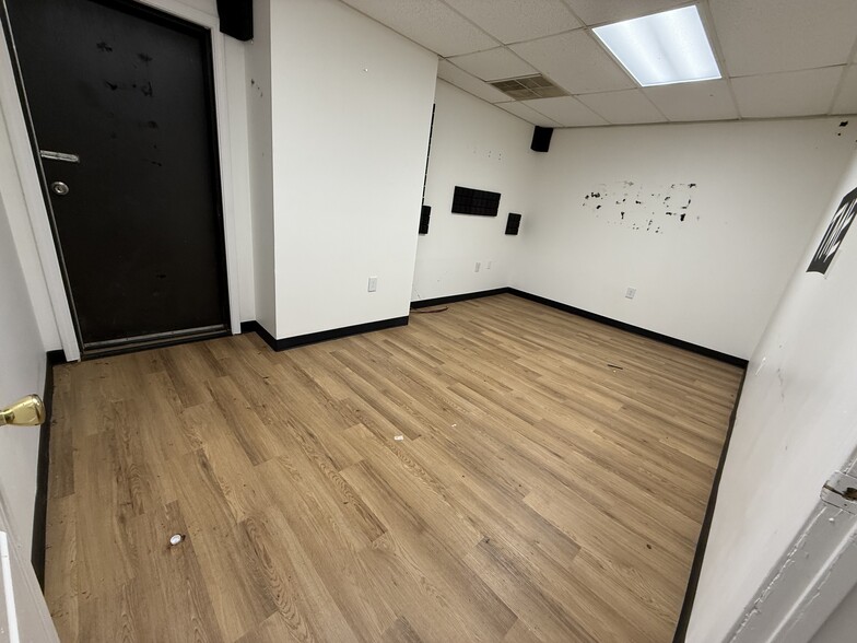 More Photos Of 1530 Commercial Ct, Jonesboro Office For Lease