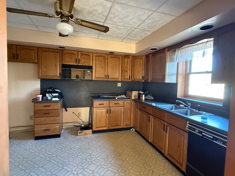 More Photos Of 224 E Rensselaer St, Bucyrus General Retail For Sale