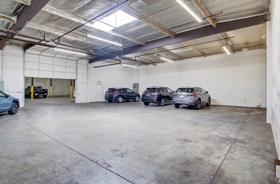 More Photos Of 15220-15250 Texaco Ave, Paramount Warehouse For Lease