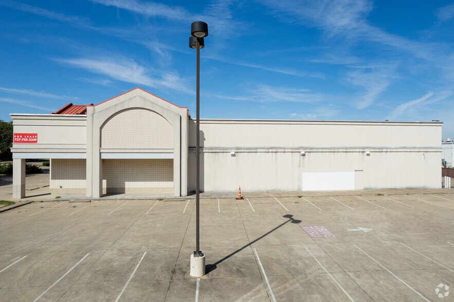 More Photos Of 1811 E Arkansas Ln, Arlington Freestanding For Sale