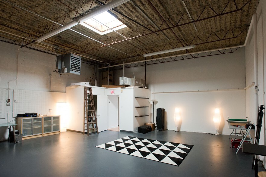 More Photos Of 641-683 Academy Dr, Northbrook Warehouse For Lease