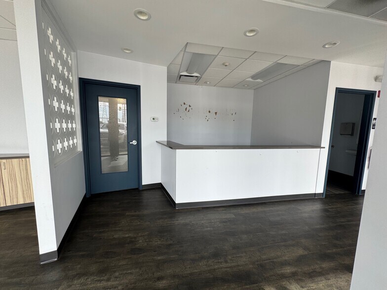 More Photos Of 4950-5020 W Dempster St, Skokie Unknown For Lease