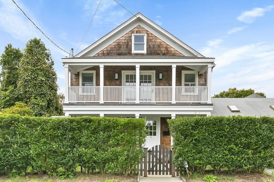 More Photos Of 105-107 Newtown Ln, East Hampton Storefront Retail Residential For Sale
