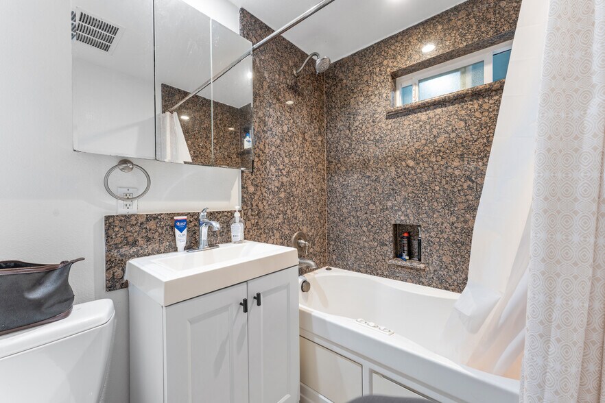 More Photos Of 126 E Balboa Blvd, Newport Beach Multifamily For Sale