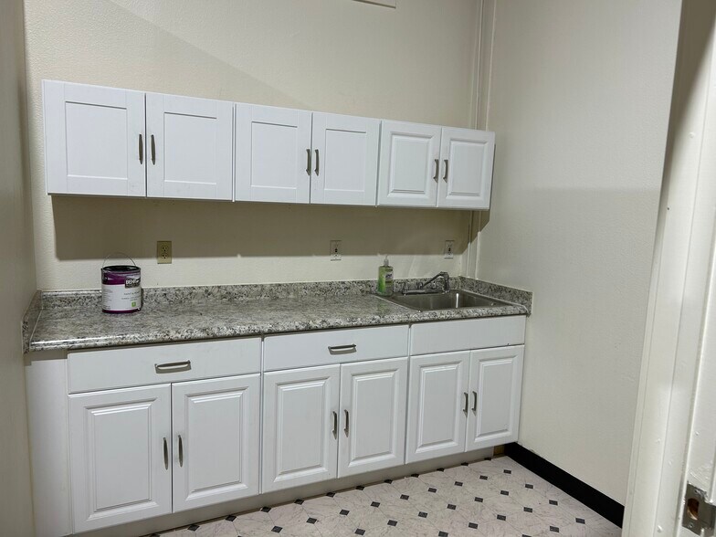 More Photos Of 300-302 4th St, Oakland Showroom For Lease