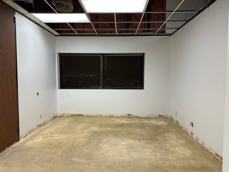 More Photos Of 10595 Westoffice Dr, Houston Light Distribution For Lease