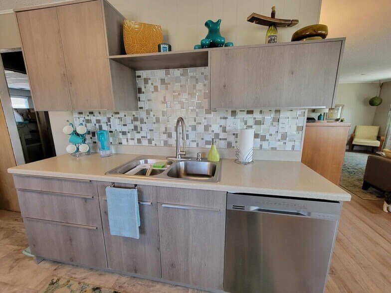 More Photos Of 1313 W Cherry St, Vermillion Hotel For Sale