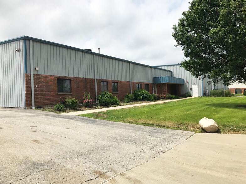 More Photos Of 740 Schneider Dr, South Elgin Manufacturing For Sale