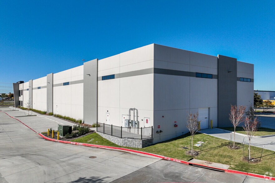 More Photos Of 240 W Exchange Pky, Allen Medical For Lease