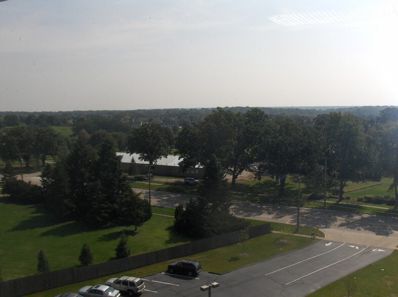 More Photos Of 2550 Middle Rd, Bettendorf Office For Lease