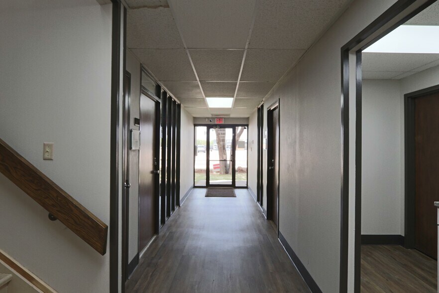 More Photos Of 2503 74th St, Lubbock Office For Lease