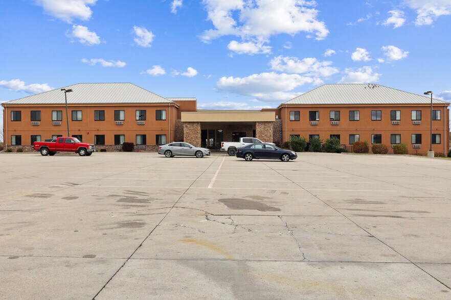 More Photos Of 4222 S 22nd Ave E, Newton Hotel For Sale