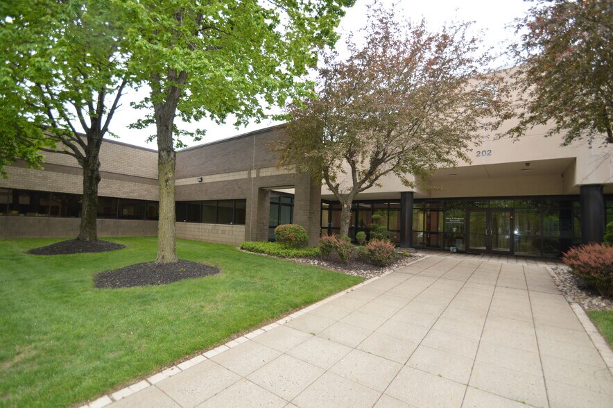 More Photos Of 2 Ethel Rd, Edison Office For Lease