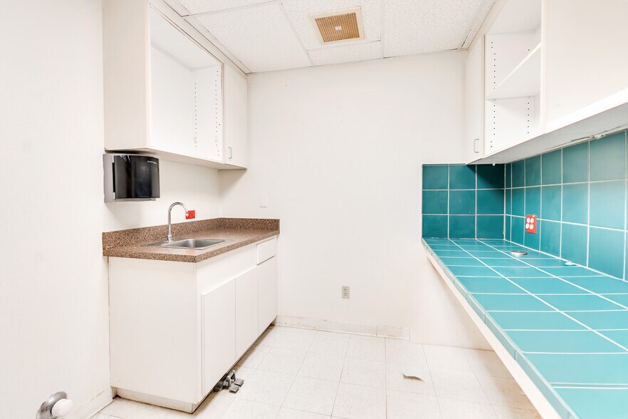 More Photos Of 222 I St, Los Banos Office For Lease