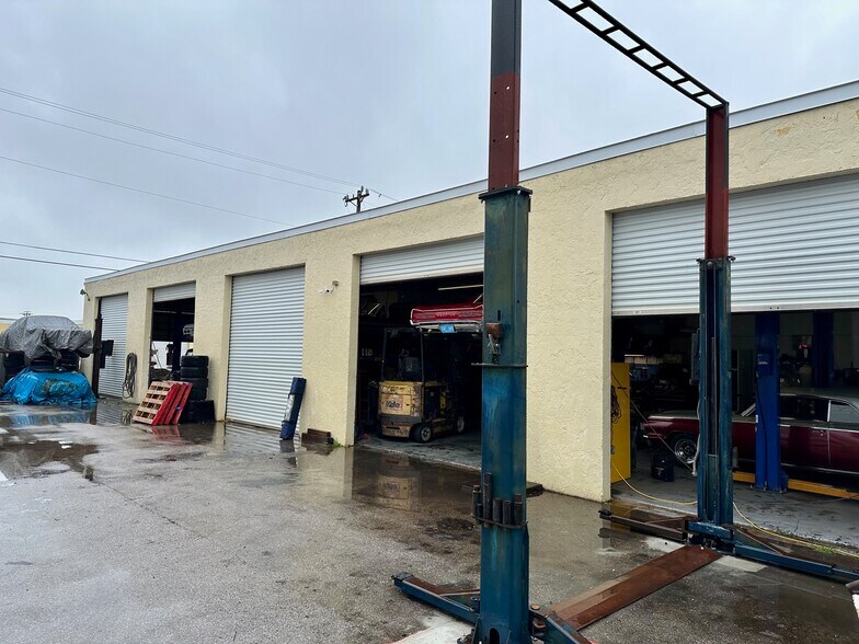 More Photos Of 1002 SE 9th St, Cape Coral Service For Sale