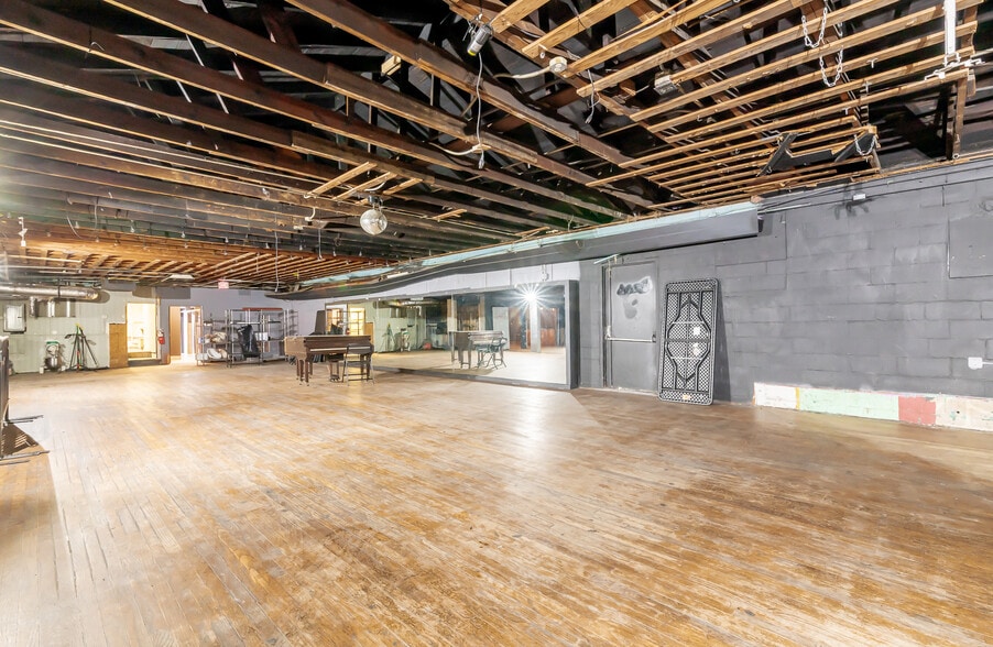 More Photos Of 1032 Story Ave, Louisville Bar For Lease