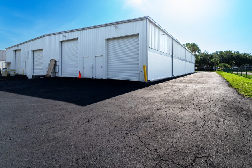 More Photos Of 5826-5830 Corporation Cir, Fort Myers Warehouse For Sale