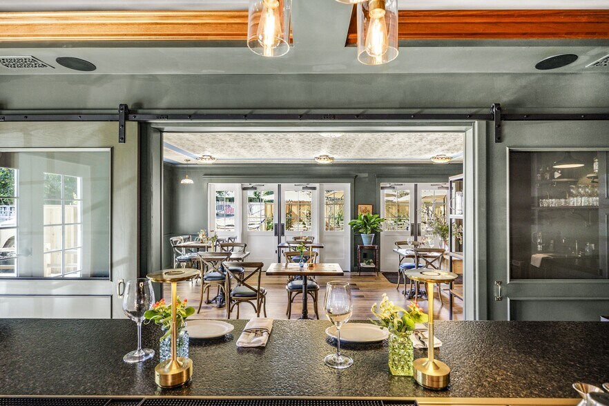 More Photos Of 240 E California St, Jacksonville Hotel For Sale