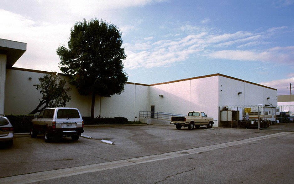 More Photos Of 16641 Roscoe Pl, North Hills Warehouse For Lease
