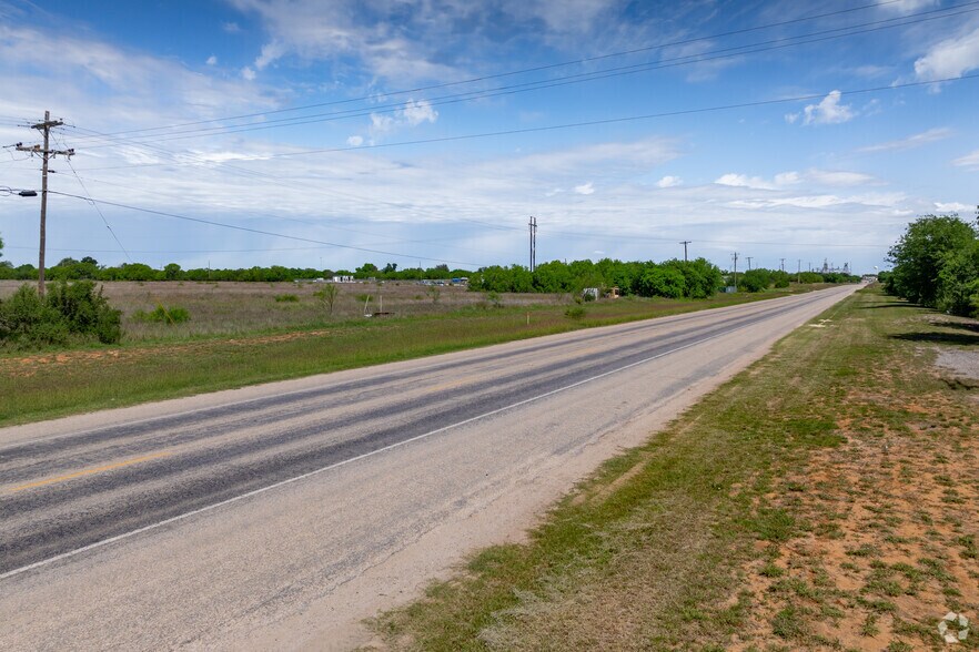 More Photos Of 35 & Interstate 35 Business, Dilley Land For Lease