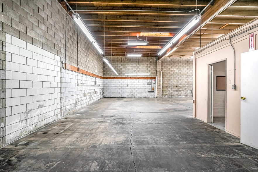 More Photos Of 921 Coolidge Ave, National City Light Manufacturing For Sale