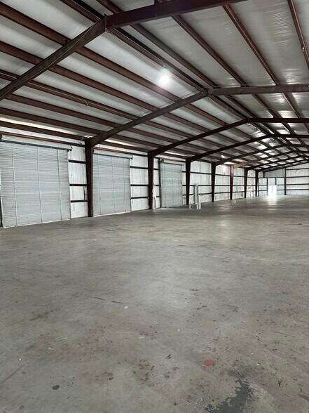 More Photos Of 6530 Queenston Blvd, Houston Warehouse For Lease
