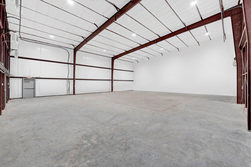 More Photos Of 9228 Kingsville St, Houston Warehouse For Lease