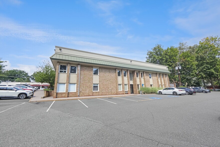 More Photos Of 385 S Maple Ave, Glen Rock Medical For Lease