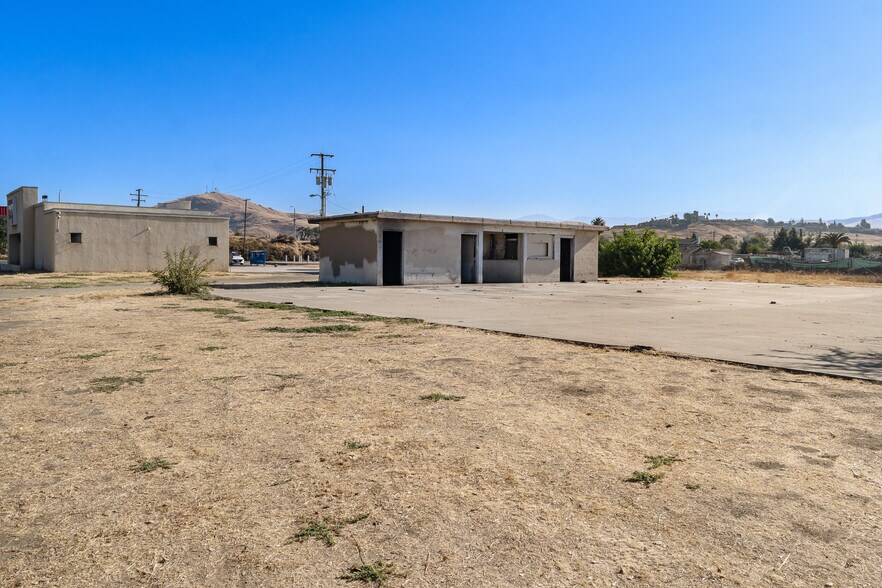 More Photos Of 943 W Westfield Ave, Porterville Service Station For Sale