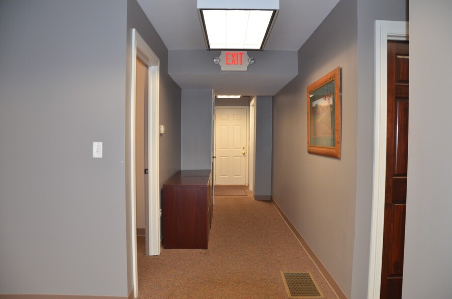 More Photos Of 718 N Bridge St, Yorkville Office For Lease