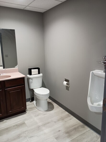 More Photos Of 2330 NE Independence Ave, Lee's Summit Warehouse For Sale