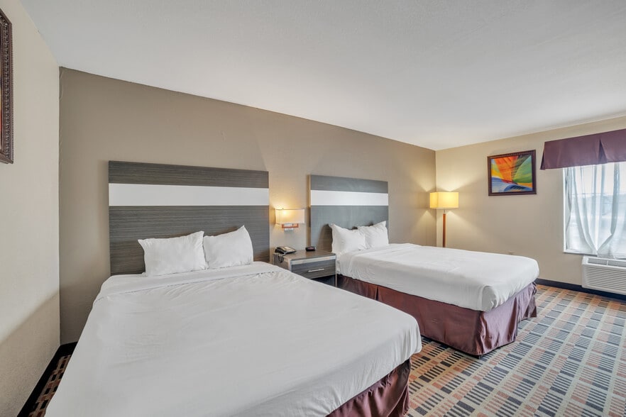 More Photos Of 138 Marsh Rd, Somerset Hotel For Sale