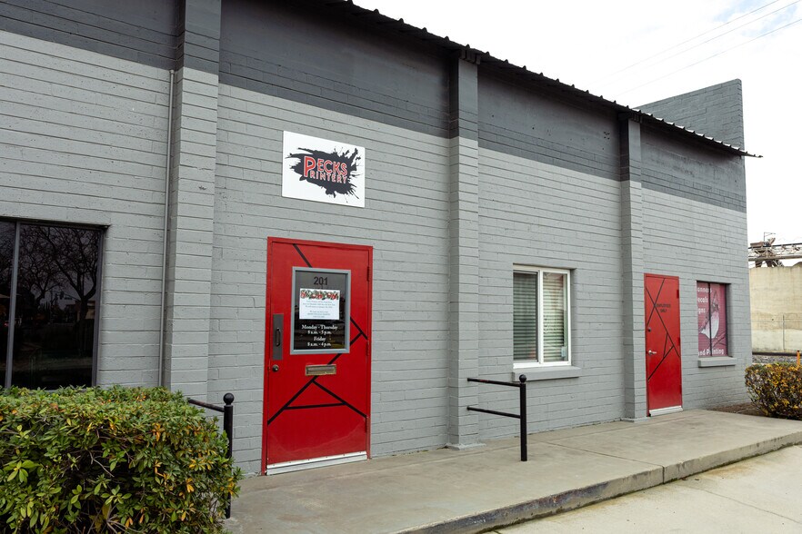 More Photos Of 201 S Pine St, Madera Office For Sale