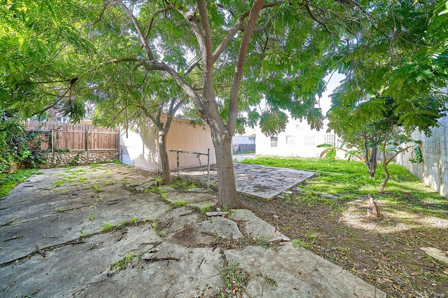 More Photos Of 3030 W 12th Pl, Los Angeles Land For Sale