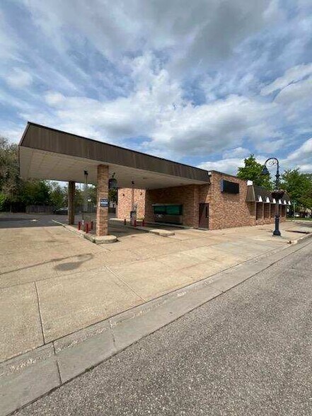 More Photos Of 319 E Broadway St, Mount Pleasant Bank For Sale