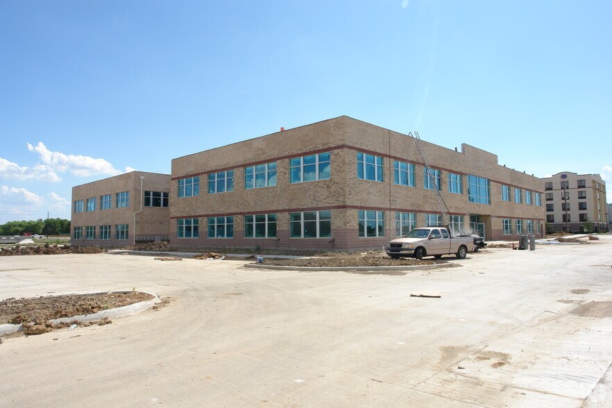 More Photos Of 1940 Enchanted Way, Grapevine Office For Sale