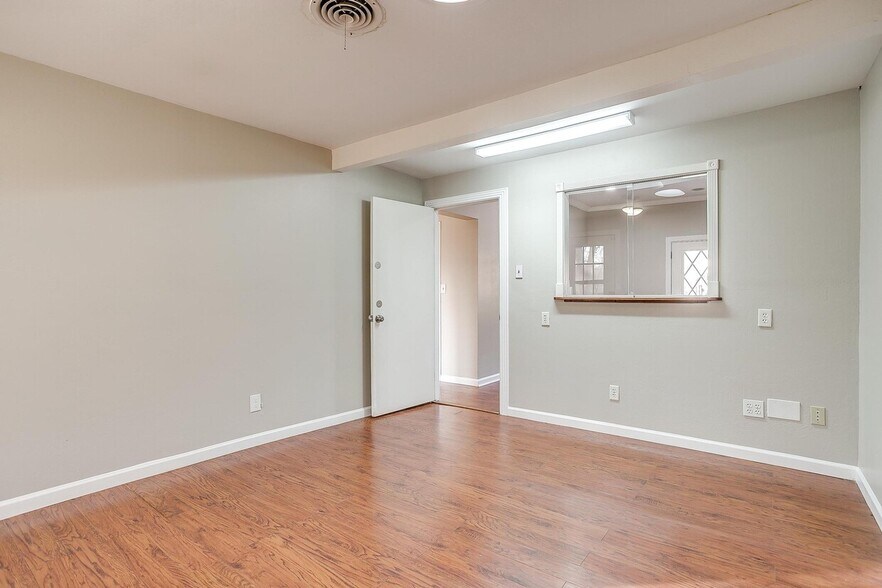 More Photos Of 2418 Cales Dr, Arlington Office Residential For Sale