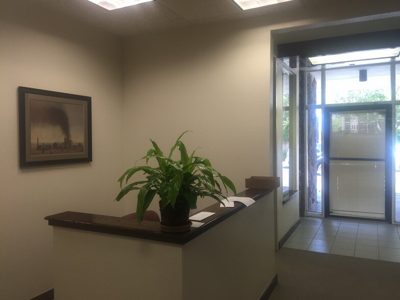 More Photos Of 330 W Gray St, Norman Office For Lease