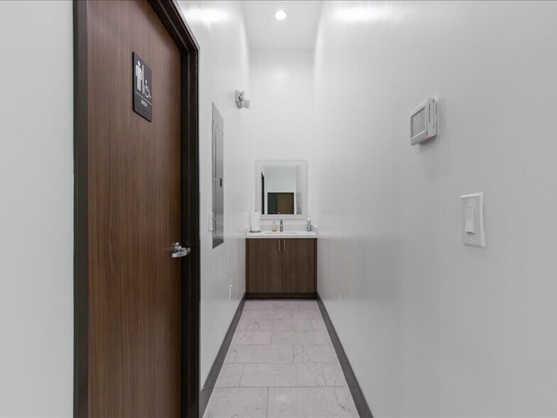 More Photos Of 1193 W John Carpenter Fwy, Irving Medical For Sale